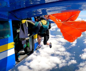 Spadochroniarz oszukał przeznaczenie! Film z przestworzy budzi grozę