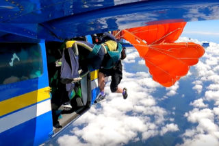 Spadochroniarz oszukał przeznaczenie! Film z przestworzy budzi grozę