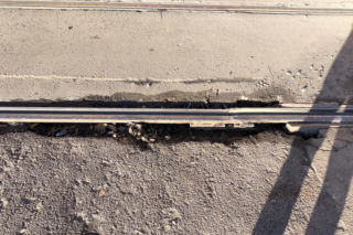 Wielka dziura w torach w centrum Warszawy. Sypią się na naszych oczach!