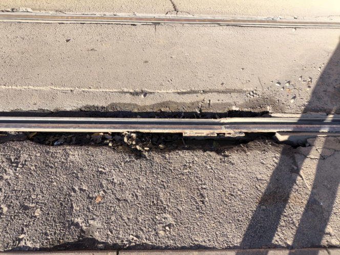 Wielka dziura w torach w centrum Warszawy. Sypią się na naszych oczach!