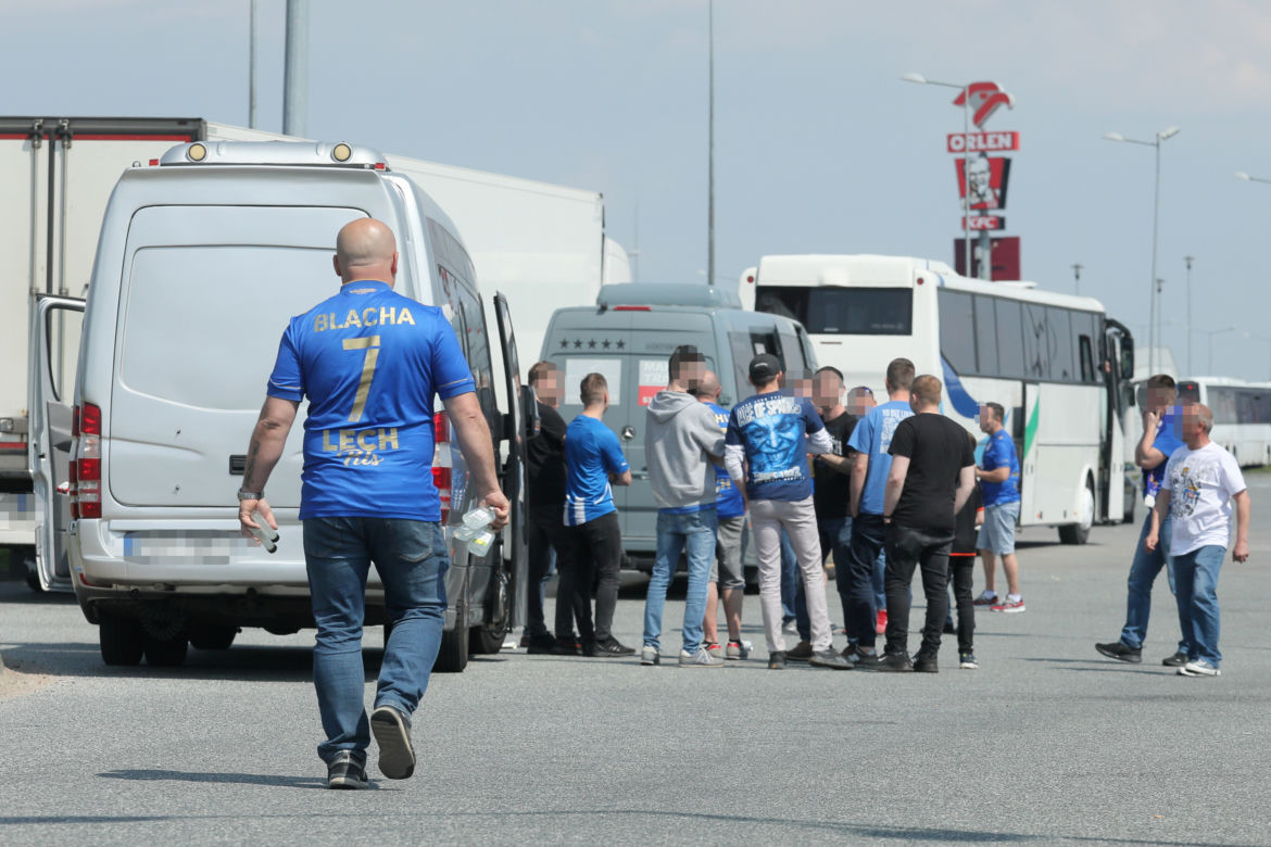  Bitwa kiboli z policją pod Stadionem Narodowym. Pałki, gaz i granaty hukowe. Kilkanaście osób zatrzymanych