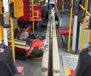 Autobus nadział się na barierę energochłonną