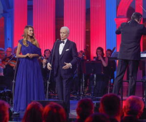 Cud życia. José Carreras - specjalny koncert wielkanocny w TVP.  Joanna i Jacek Kurski zachwycili na koncercie wielkanocnym.