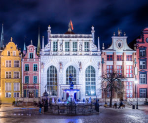 Iluminacje w Gdańsku w geście solidarności z osobami i rodzinami dotkniętymi chorobami rzadkimi.