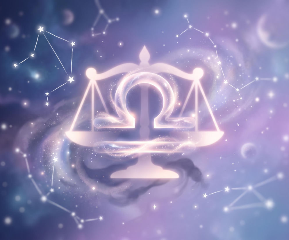 Świecący symbol znaku zodiaku Waga na tle kosmosu i gwiazdozbiorów. O horoskopie dla Wagi przeczytasz na Eska.