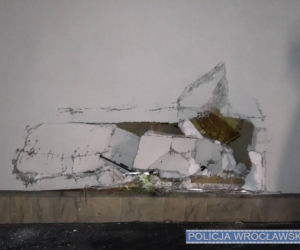 Z impetem wjechał samochodem w kościół. Szokujące zdarzenie w Siechnicach pod Wrocławiem