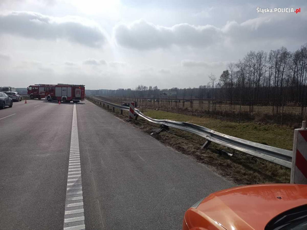 A1 w Częstochowie. Dachowanie samochodu osobowego