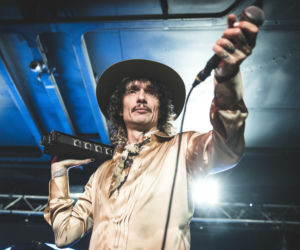 Wokalista The Darkness został patronem studia nagraniowego. Znajduje się ono w szkole