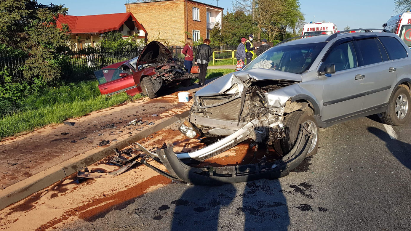 Groźny wypadek w Kozeninie: 51-latek wyjechał na czołówkę