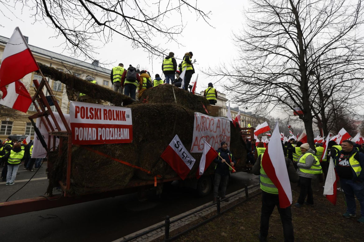Niespokojny protest rolników w Warszawie. Służby obrzucone puszkami po piwie i petardami