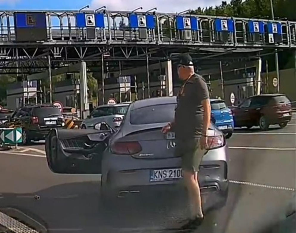 Kierowca mercedesa terroryzuje innych kierowców na autostradzie A4