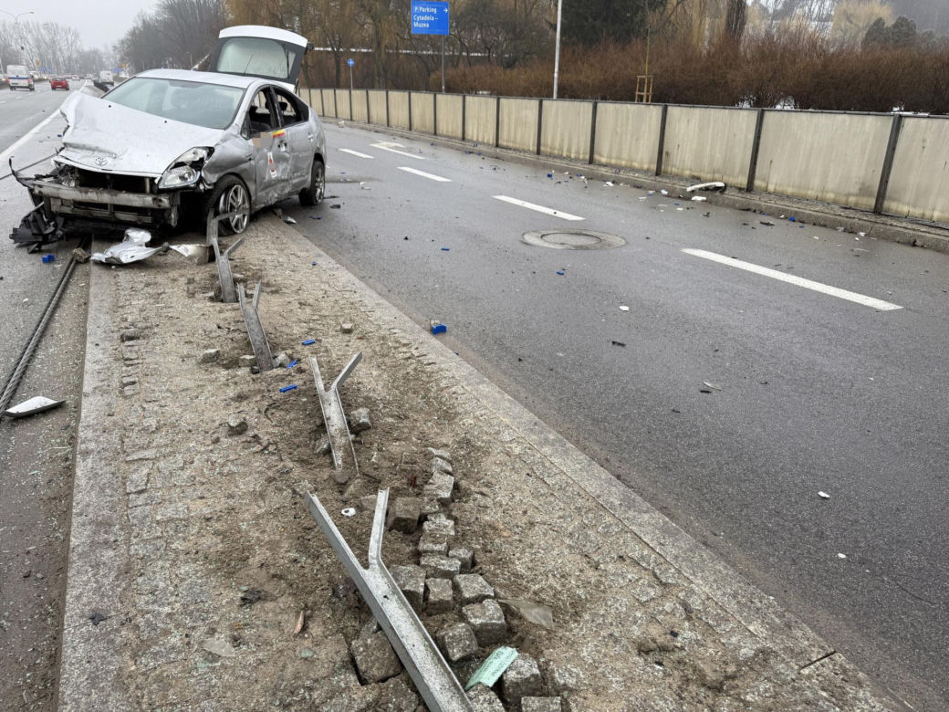 Stalowe liny wychłostały przejeżdżające samochody