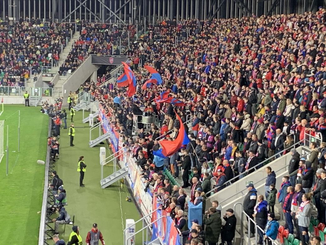Mecz Raków Częstochowa - Sporting Lizbona. Stadion w Sosnowcu szczelnie wypełnił się kibicami 