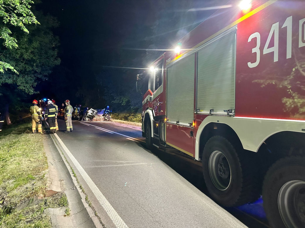 Poważny wypadek w Różankowie pod Toruniem. Samochód rozpadł się na dwie części