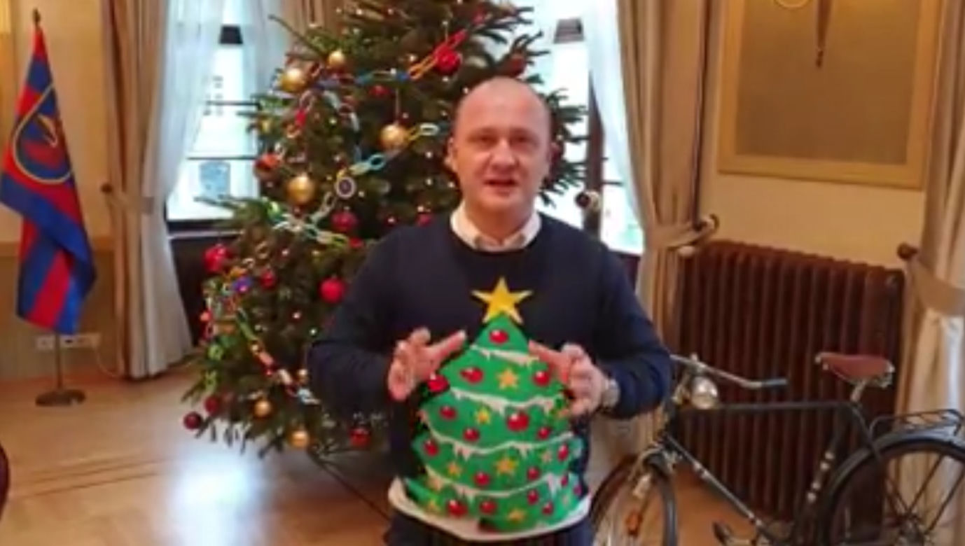 Świąteczny sweter Piotra Krzystka 2019
