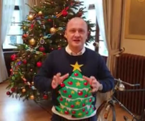 Świąteczny sweter Piotra Krzystka 2019
