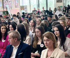 Dzień pełen emocji i wzruszeń. Maturzyści Baczyńskiego w Starachowicach żegnają szkołę