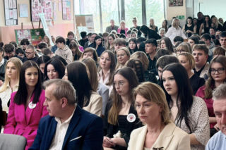 Dzień pełen emocji i wzruszeń. Maturzyści Baczyńskiego w Starachowicach żegnają szkołę