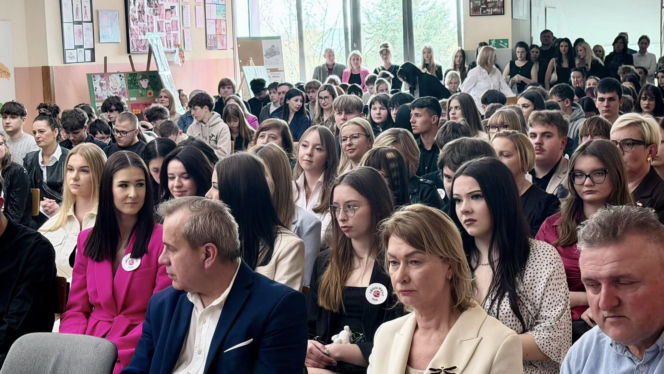 Dzień pełen emocji i wzruszeń. Maturzyści Baczyńskiego w Starachowicach żegnają szkołę