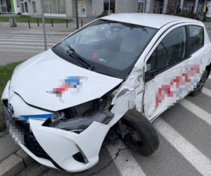 Pijany jak bela huknął w przystanek autem na minuty