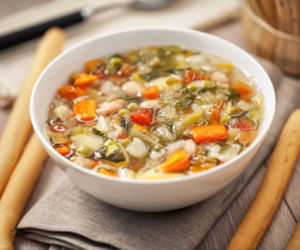 Minestrone z młoda kapustą