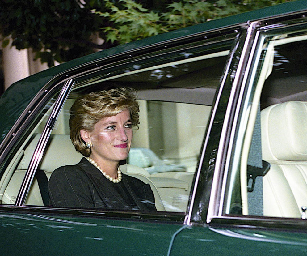 Księżna Diana uśmiecha się na tylnym siedzeniu samochodu. O kradzieży jej nowej biografii przeczytasz na Eska.