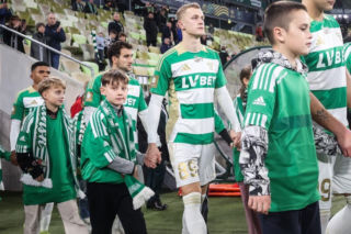 Marzenie każdego fana. Wyprowadź idola na murawę! Sprawdź, ile kosztuje spełnienie snu w Ekstraklasie