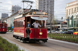 Zwiedzanie pierwszego podziemnego przystanku, historyczna szyna, pamiątkowe tablice. Licytacje WOŚP wystartowały!