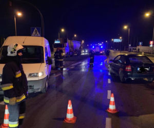 Zderzenie dwóch aut na trasie Osielsko - Bydgoszcz. Jedna osoba trafiła do szpitala [ZDJĘCIA]