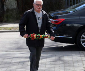 Wałęsa nie uwzględnia drożyzny bo nadal daje ubogim 10 zł 