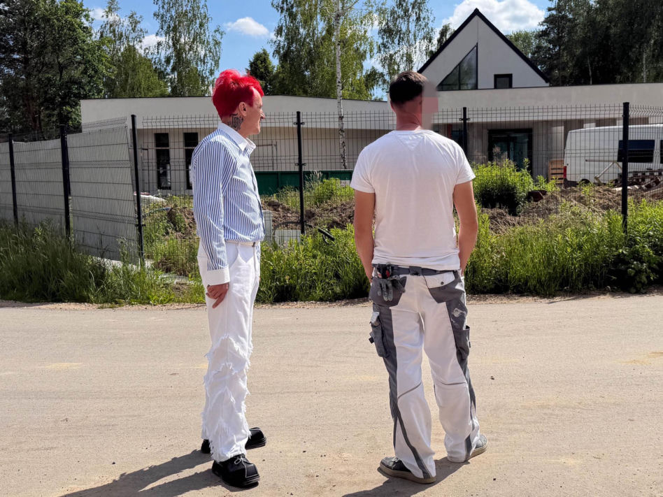 Michał Wiśniewski  pilnuje domu mimo rostania