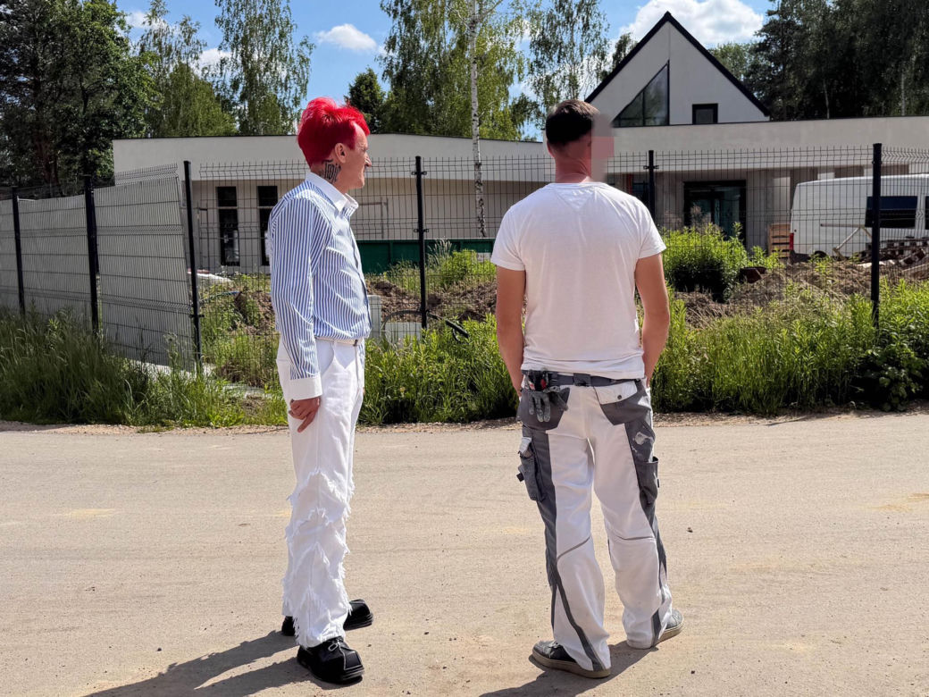 Michał Wiśniewski  pilnuje domu mimo rostania