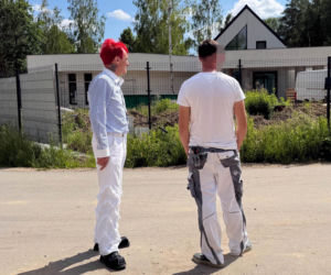 Michał Wiśniewski  pilnuje domu mimo rostania