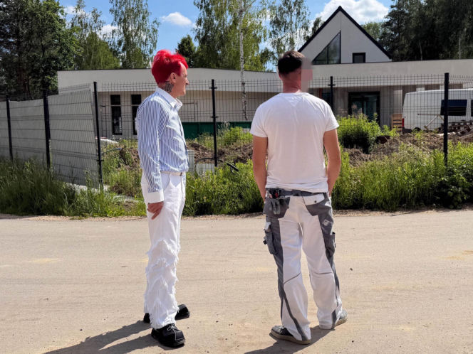 Michał Wiśniewski  pilnuje domu mimo rostania