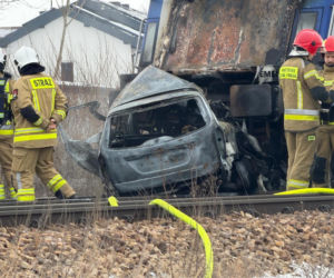 Pociąg i auto są w ogniu! Horror na przejeździe kolejowym pod Warszawą