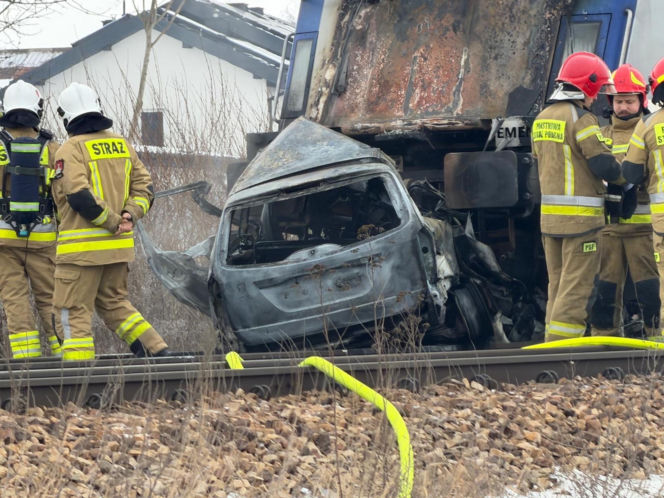 Pociąg i auto są w ogniu! Horror na przejeździe kolejowym pod Warszawą