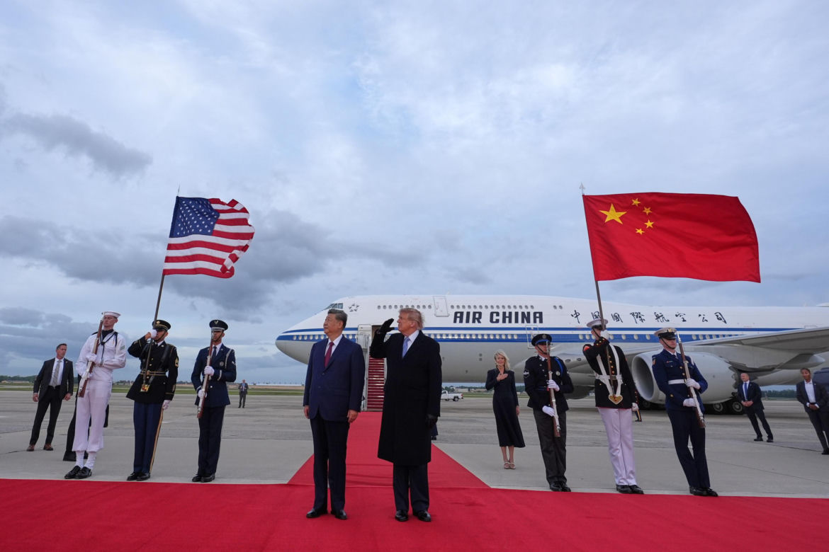 Przywódca Chin przyleciał do USA. Też przeszedł po czerwonym dywanie