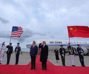 Przywódca Chin przyleciał do USA. Też przeszedł po czerwonym dywanie