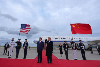 Przywódca Chin przyleciał do USA. Też przeszedł po czerwonym dywanie
