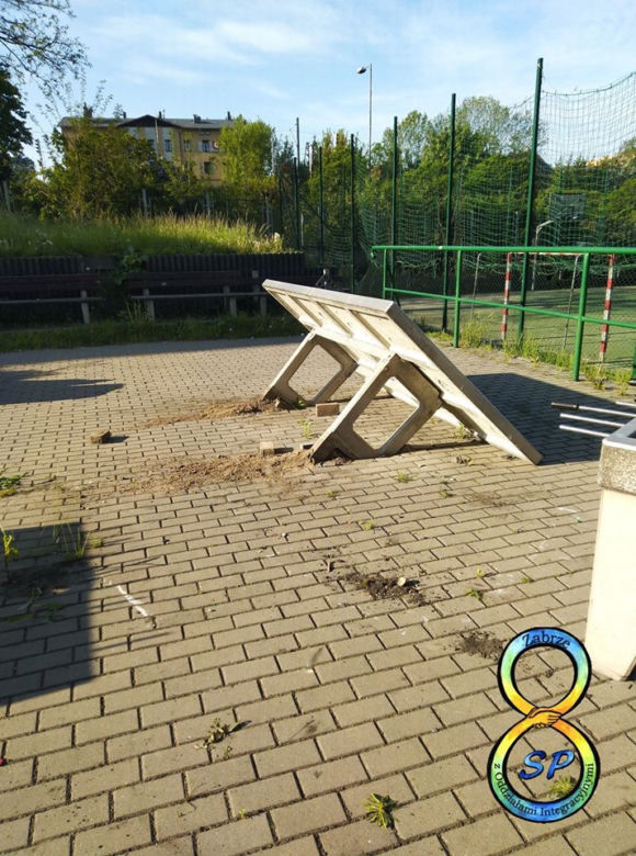 Zabrze: pijany nastolatek zdewastował nowy plac zabaw przy szkole podstawowej. Wszystko zostało zniszczone