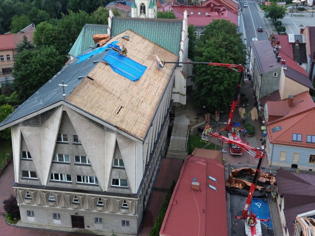 Burza zerwała dach kościoła w Brzesku! Chwile grozy podczas nabożeństwa