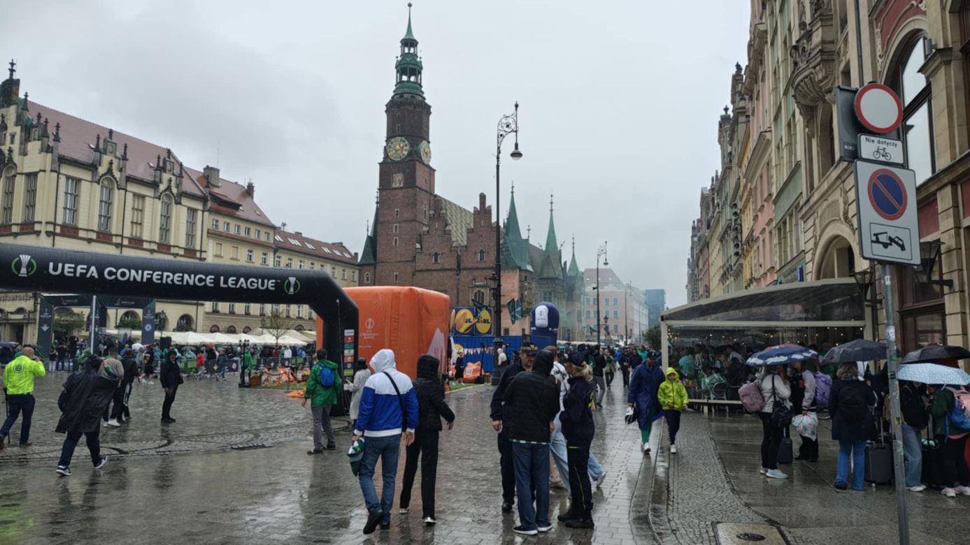 Gorąco przed finałem Ligii Konferencji we Wrocławiu. Tysiące kibiców na Rynku 