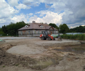 Zabytkowy dwór w Nowych Iganiach coraz piękniejszy. Zmienia się także jego otoczenie