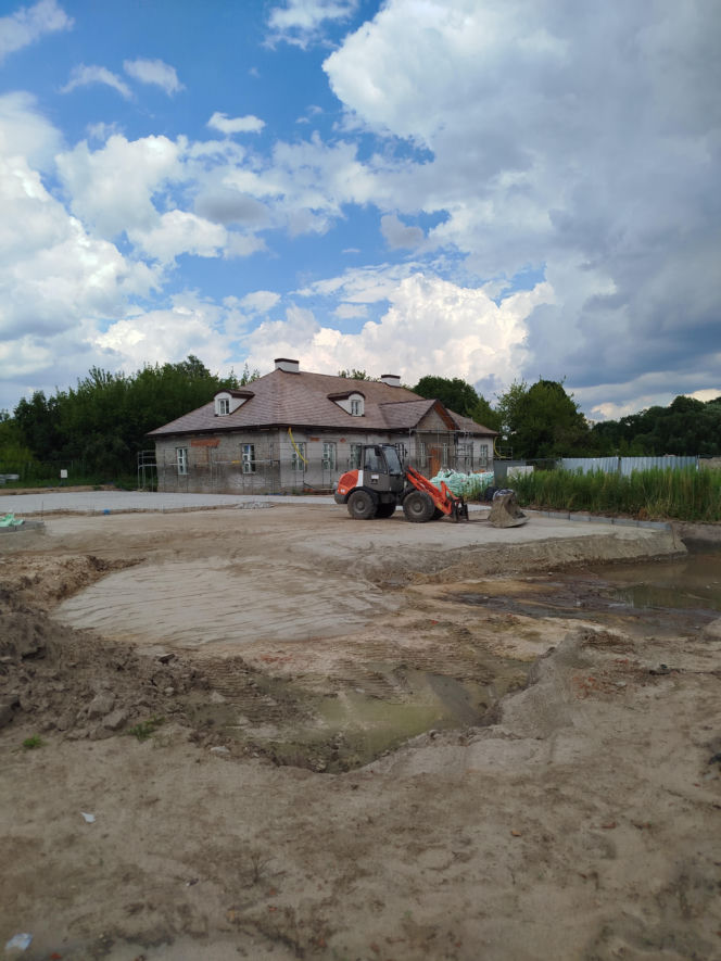 Zabytkowy dwór w Nowych Iganiach coraz piękniejszy. Zmienia się także jego otoczenie
