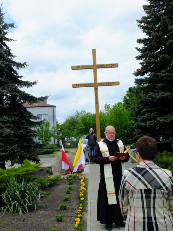  Karawaką walczą z koronawirusem. Mieszkańcy Wierzbicy pod Chełmem modlą się pod krzyżem morowym