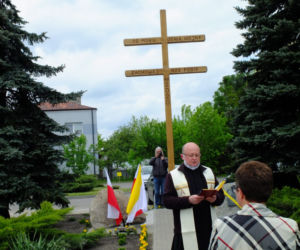  Karawaką walczą z koronawirusem. Mieszkańcy Wierzbicy pod Chełmem modlą się pod krzyżem morowym