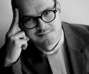 Dawid Ogrodnik jako ksiądz Jan Kaczkowski