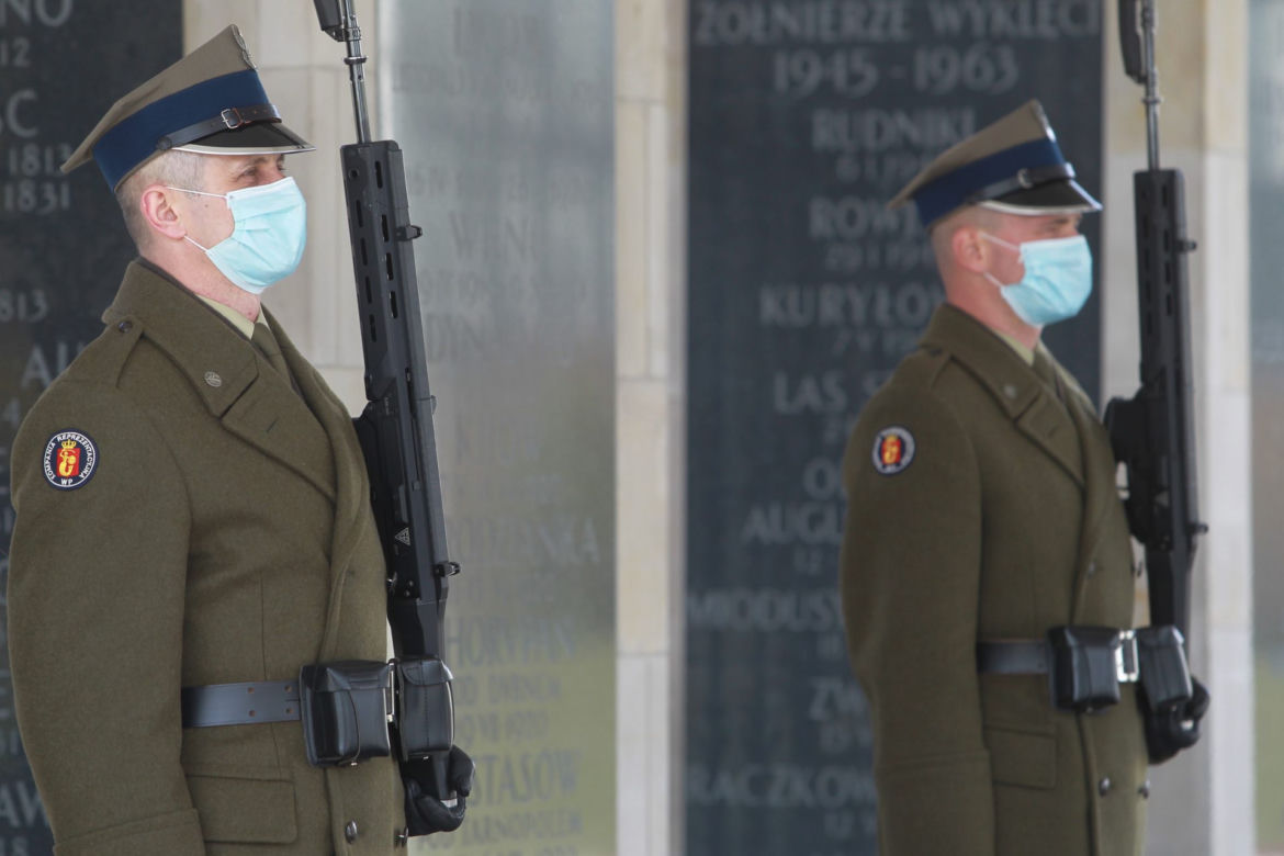  Żołnierze w maseczkach przy Grobie Nieznanego Żołnierza