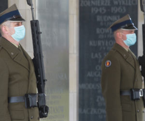  Żołnierze w maseczkach przy Grobie Nieznanego Żołnierza
