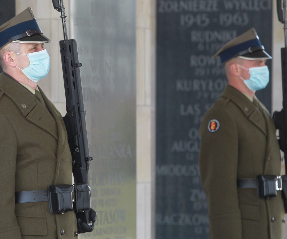  Żołnierze w maseczkach przy Grobie Nieznanego Żołnierza